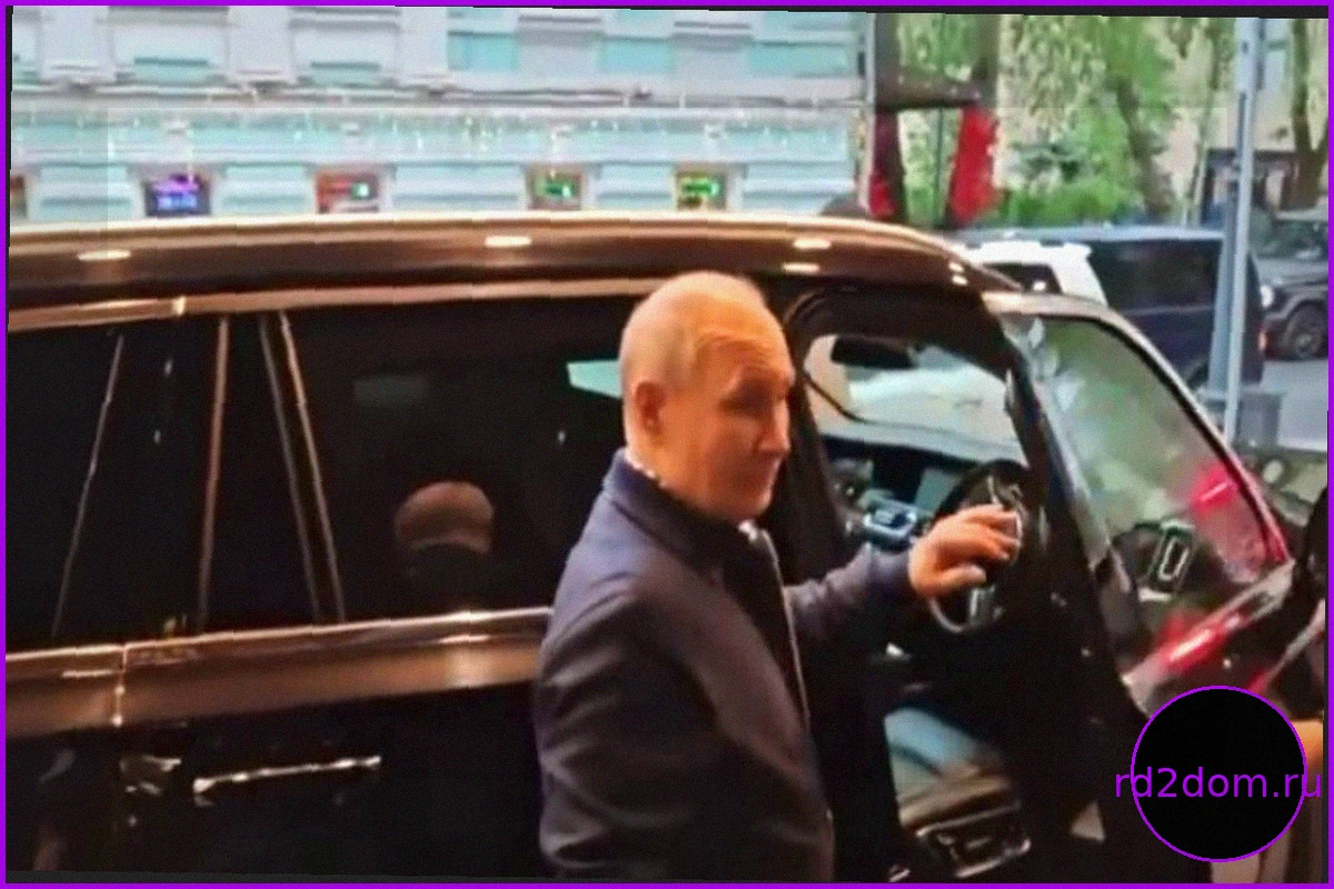Путин сел за руль Aurus и прокатил свою учительницу по Москве